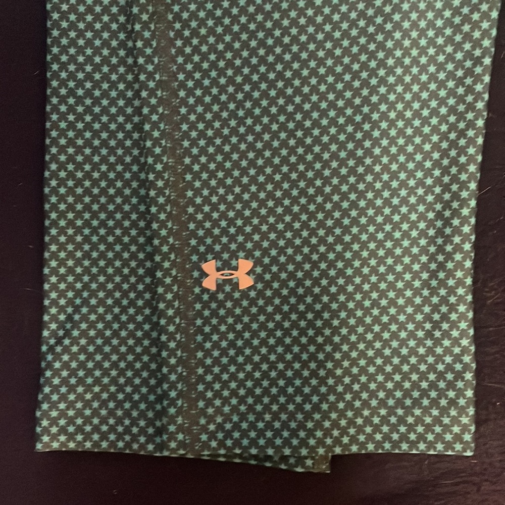 EUC Under Armour star pattern capri athleisure pants. Dark blue with aqua stars.